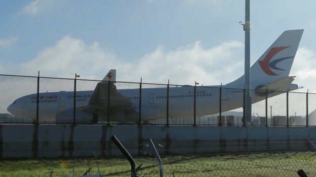 执飞东航MU736航班的空客A330客机降落后停放于悉尼机场一角(12/6/2017)