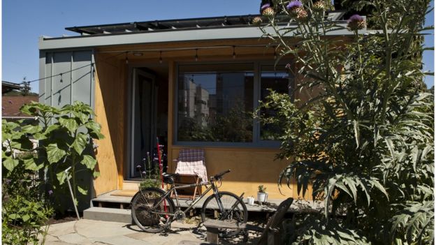 Casa em Seattle, parte de iniciativa que oferece incentivos para que proprietários abriguem sem-teto no quintal de casa, nos EUA