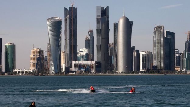 Imagem mostra edifícios e pessoas pilotando jet skis em Doha
