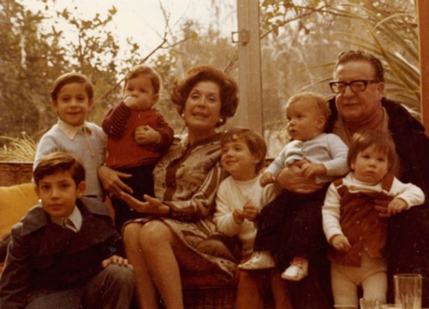 Salvador Allende y su esposa Hortensia Bussi con sus nietos. Marcia Tambutti está a la derecha.