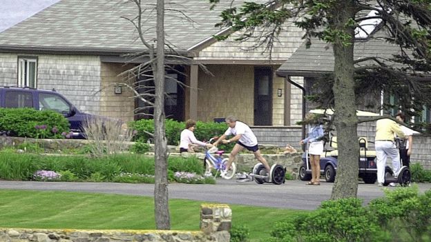 La imagen de la caída de George W. Bush en 2003.