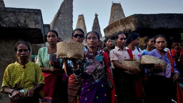 Mujeres de Sumba durante un ritual en la tumba de sus antepasados.