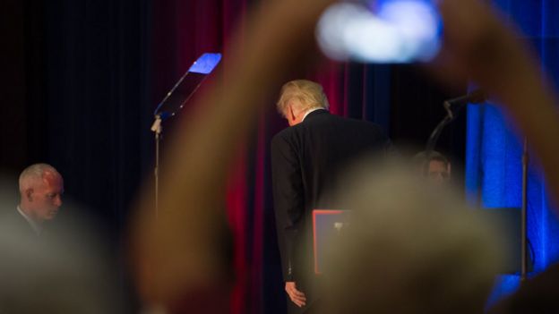 Trump leaves stage in Ohio