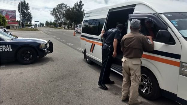 Autos, autobuses y carreteras son vigiladas en la frontera sur de México.