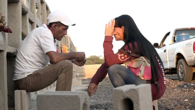 Un hombre y una mujer charlan junto a las tumbas del cementerio de Sonia Bermúdez.