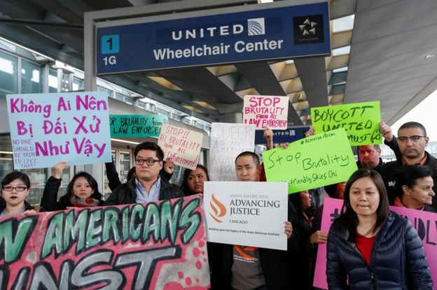 亚裔群众于芝加哥奥黑尔国际机场联合航空柜台前集会声援被殴乘客陶成德(11/4/2017)