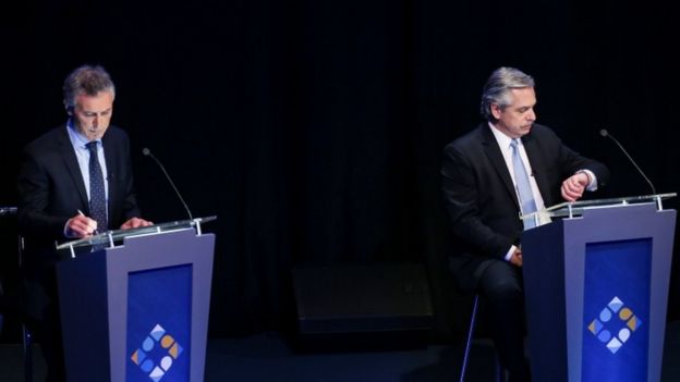 O presidente Mauricio Macri e seu rival nas urnas, Alberto Fernández, em debate