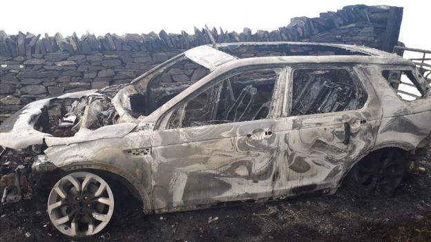 El auto Land Rover Discovery incendiado.