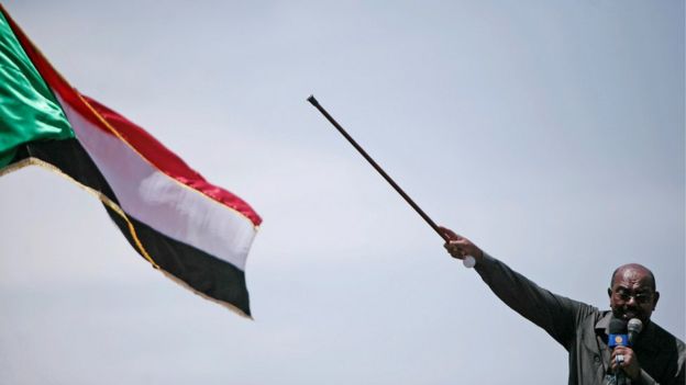 Al Bashir pronuncia un discurso durante un mitin en el norte de Darfur en marzo de 2009.
