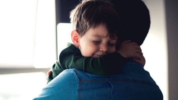 Niño abrazando a su papá