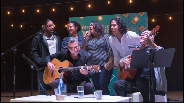 Luis Enrique Mejía Godoy y Luis Enrique Mejía López, "el príncipe de la salsa", cantando en Centroamérica Cuenta