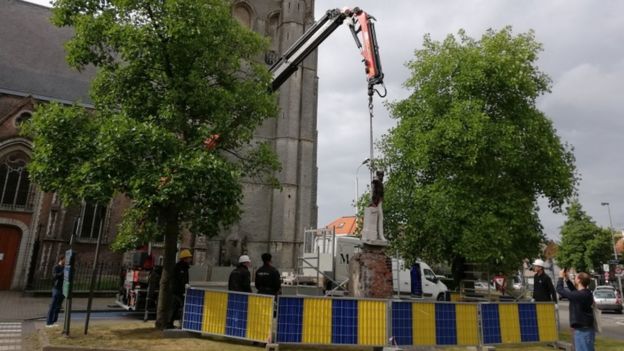 The statue of Leopold III is removed in Antwerp in June 2020