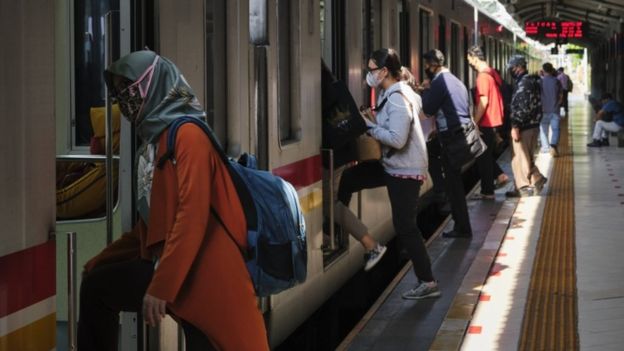 Para pekerja di Jakarta menggunakan kereta komuter.