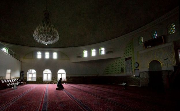 Seorang warga Muslim sedang melakukan salat di sebuah masjid di kota Wina, Austria.