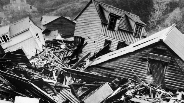 Casas destruidas y escombros tras el terremoto de Valdivia, Chila en 1960.