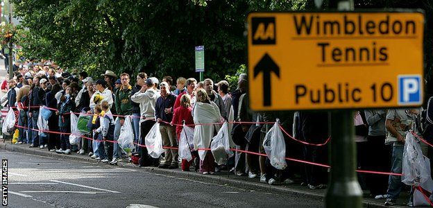 Queues on People's Sunday in 2004