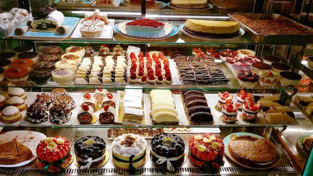 Tortas y dulces en una tienda.