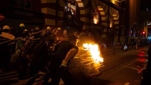7月28日，香港上環，抗議者與警方衝突