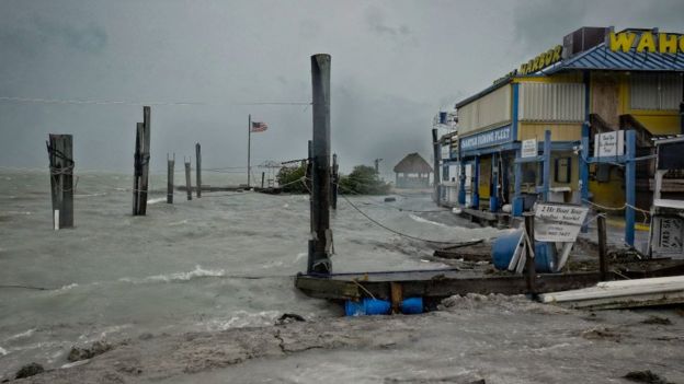 Olas y viento provocados por el huracán Irma en Islamorada, Florida.