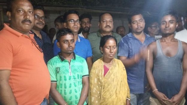 দুলাল পালের পরিবারের সাথে দেখা করতে এসেছিলেন স্থানীয় কর্মকর্তারা।