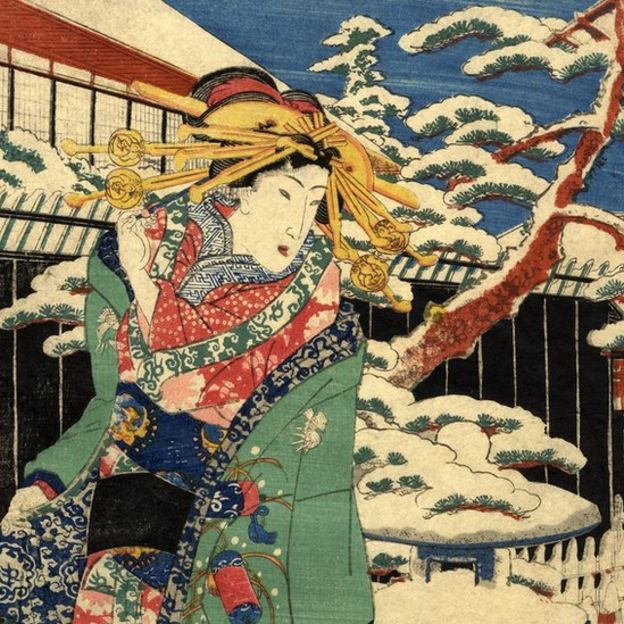 женщина в традиционном японском платье на прогулке зимой