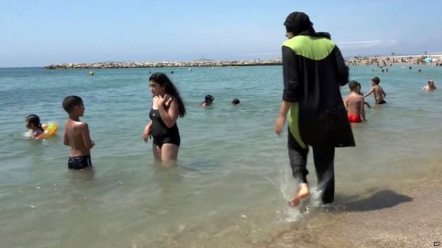 Mujer con burkini en Francia