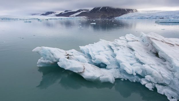 Bloco de gelo perto de Spitsbergen, Svalbard
