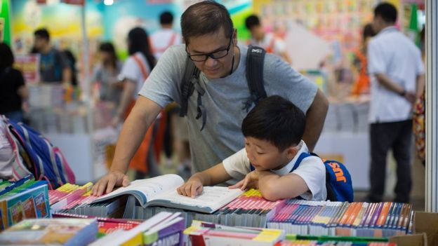 鲍朴对BBC中文表示，铜锣湾书店事件发生后，不管是在香港书展还是在平日的香港书店中，这些政治敏感书籍的数量都急剧下降，销量也急剧下降。