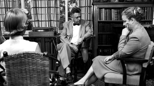 Alfred Kinsey (ortada) seks ilə bağlı tabuya malik olsa da, onun məlumatları homoseksual və heteroseksual davranışın mövcudluğunu bir daha isbat edib