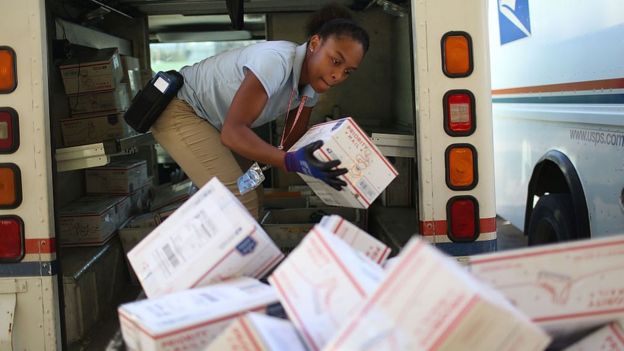 Una empleada del correo postal de Estados Unidos.