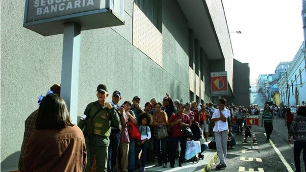 Queue outside a Venezuelan bank