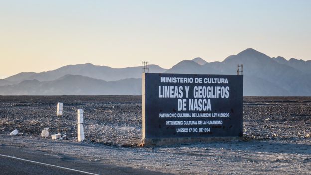 Carretera con un cartel que reza "Líneas y Geoglifos de Nasca"