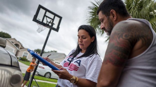 Soraya Marquez, coordinadora estatal de Mi Familia Vota en un vecindario puertorriqueño