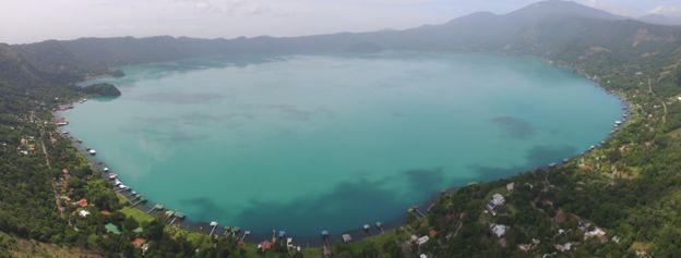 Lago de Coatepeque con coloración turquesa.