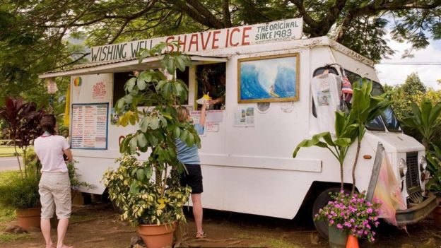 Personas comprando helado.