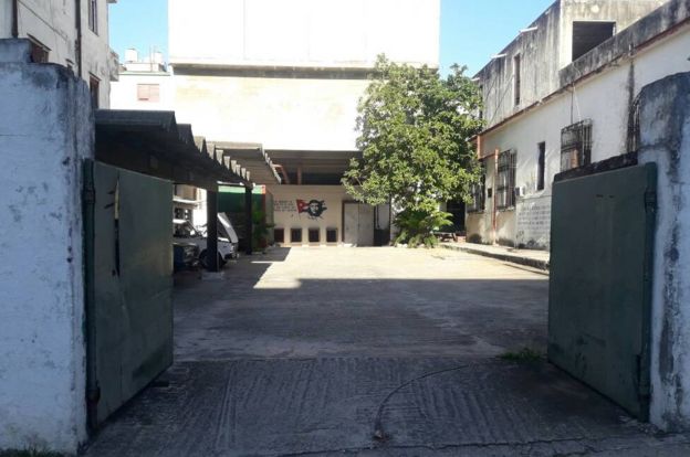 Uno de los costados de la guarnición que aún preserva la custodia, pero ahora casi siempre está abierto.