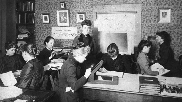 Fotografia das mulheres "computadores" de Harvard; na imagem, se veem 8 mulheres, com roupas e penteados de época