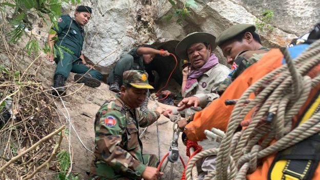 Equipo de rescate en la entrada a la cueva en Camboya.