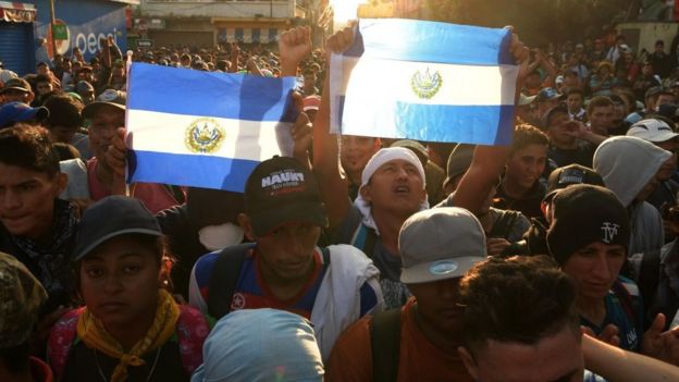 Salvadoreños en caravana de migrantes.