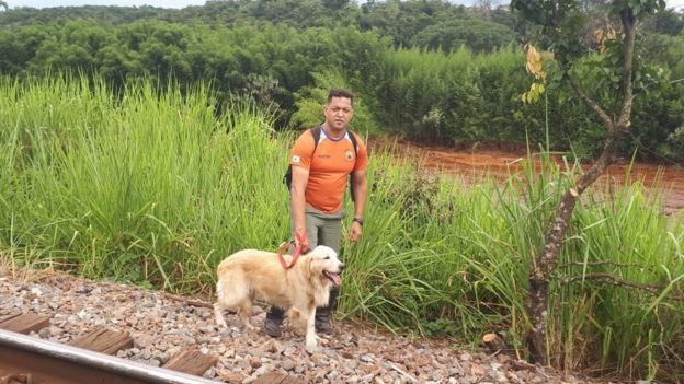Denis Valério com cão farejador durante a busca em Brumadinho
