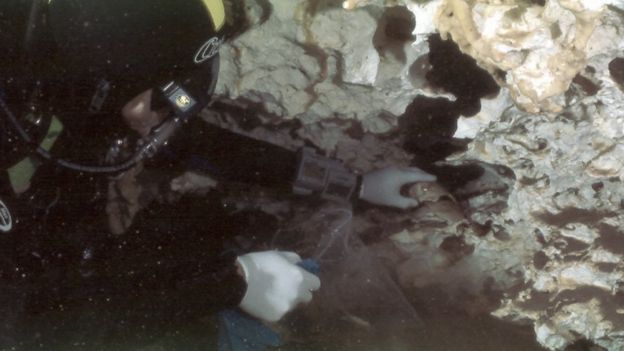O investigador subaquático Octavio del Río coleta ossos de Eva de Naharon