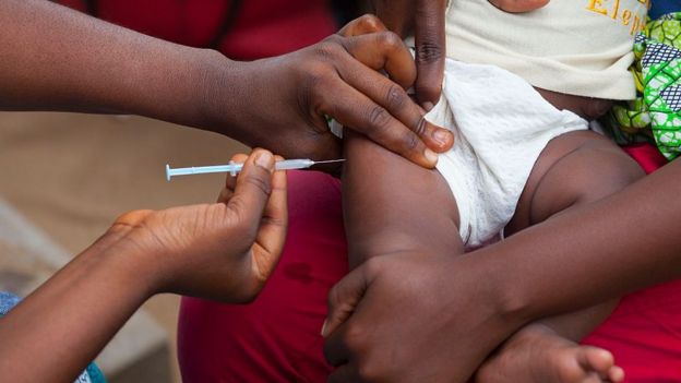 Un niño recibe la vacuna contra la hepatitis B en el Congo.