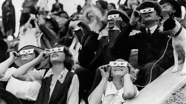 Personas viendo un eclipse el 10 de septiembre de 1923.
