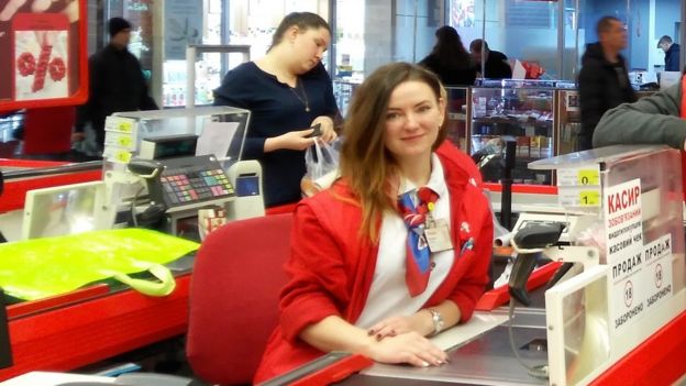 Тетяна Данченко на робочому місті за касою магазину