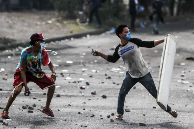 Estudiantes lanzando piedras en Nicaragua.