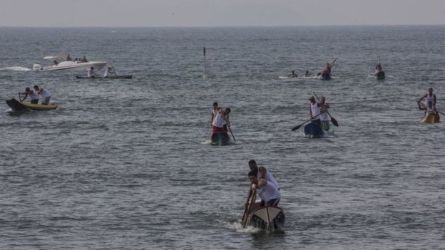 Corrida de Canoa na praia do Cruzeiro, em Ubatuba-SP, durante comemorações da festa tradicional de São Pedro Pescador