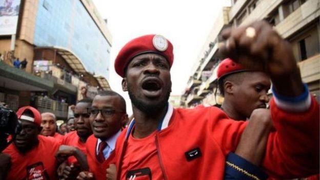 Bobi Wine akiwa na wafuasi wake