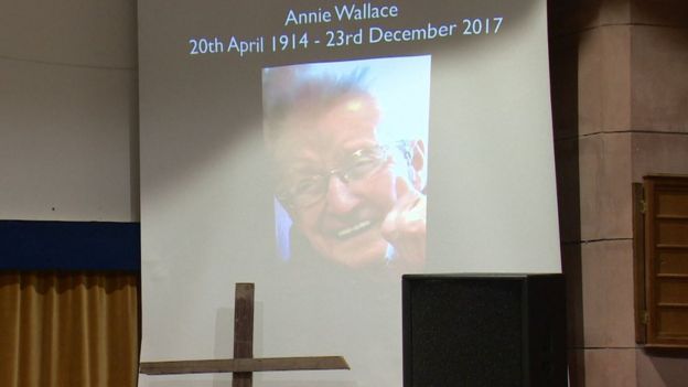 Imagem de Annie Wallace projetada num telão na igreja