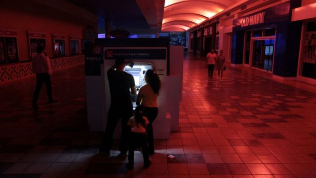 Una pareja utiliza un cajero automático en San Juan, Puerto Rico, durante el apagón del 21 de septiembre