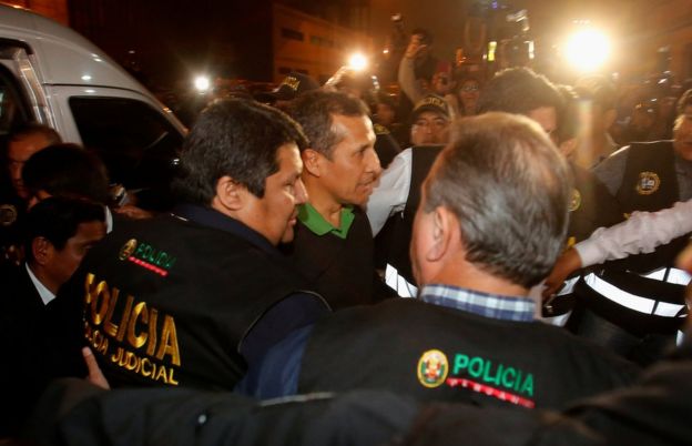 El expresidente de Perú Ollanta Humala en medio de la multitud mientras es trasladado al Palacio de Justicia de Lima.